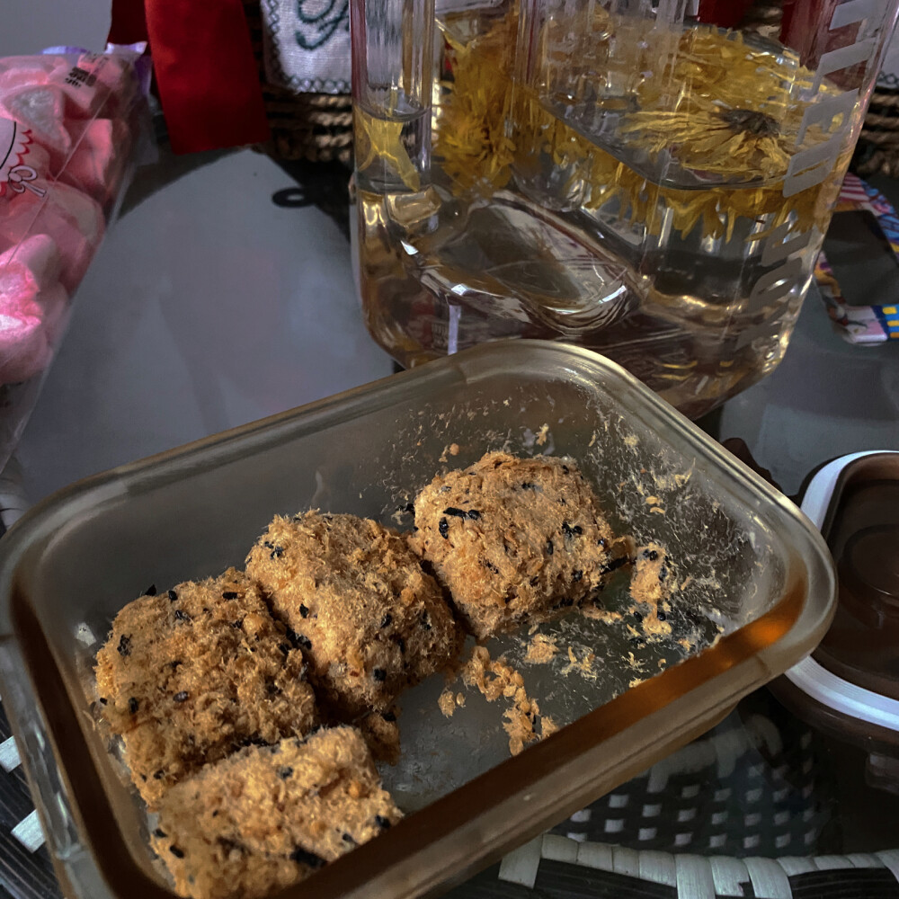 好久没更新啦 间歇性暴面包 哈哈 但是不会刻意克制 想吃的时候会一个星期安排一次吃到爽 然后再接着减脂 这将近一年时间都是在家做 没出去吃过 慢慢的口味逐渐变淡啦 运动安排的话看心情以及身体状态 现在着重塑形 减脂期间尝试好多不同食物的搭配 也蛮有趣的 有些做出来真的绝绝子 尽量把食物做的健康又美味 不然很难坚持下去 图二是蔬菜鸡蛋卷加了牛肉饼 口感很好 图三自制肉松小贝 用全麦吐司和无糖酸奶做的 自己觉得还是面包店的吃的爽些 哈哈 图四无米炒饭真的不错 用老豆腐代替米饭 吃腻了糙米的可以试试 Over ~减脂和美真的是女人一生的事业 