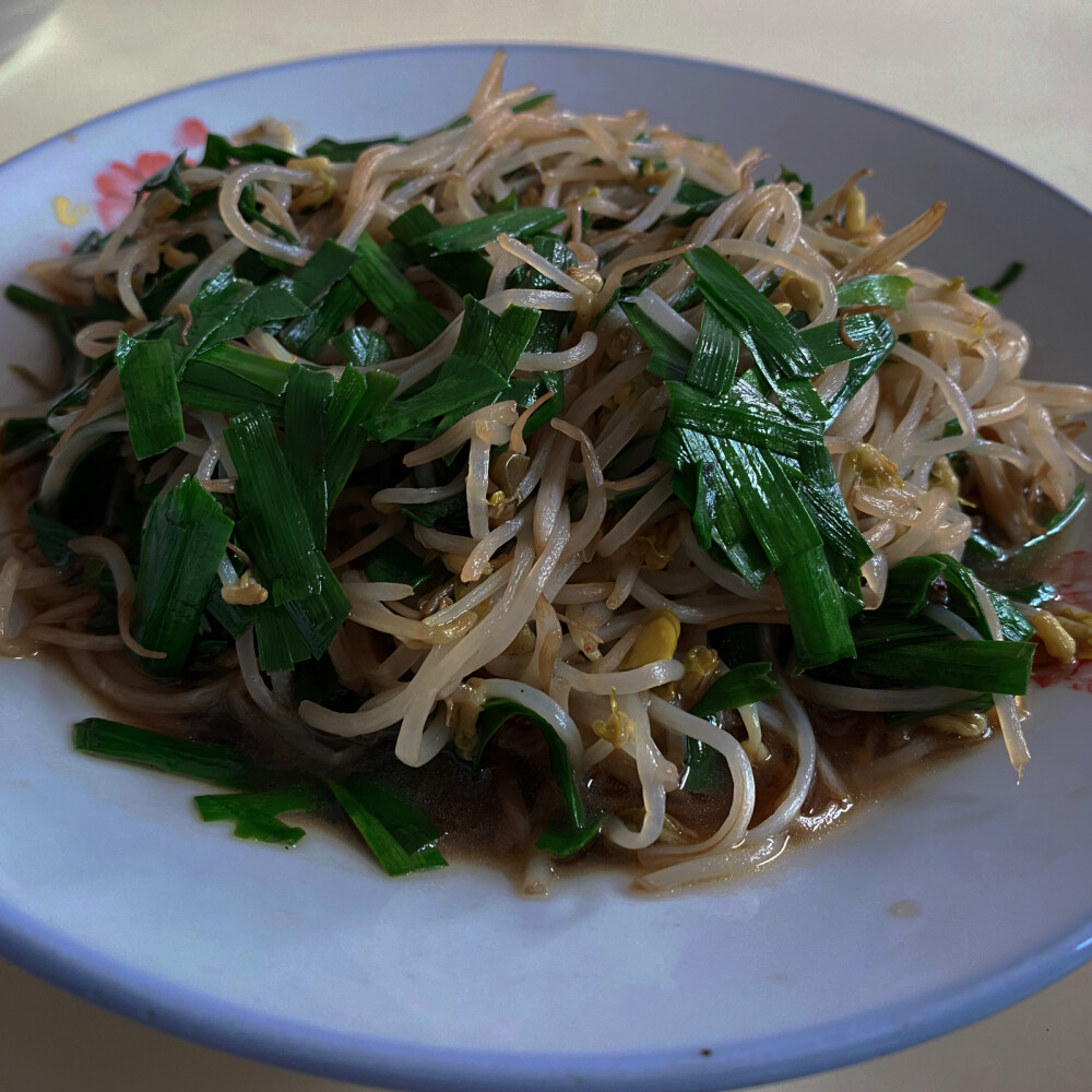 520减脂人的食物 一个小南瓜 今天一天的主食 加了点混合胡椒调味 也不错 蒸出来很软糯 韭菜豆芽我的最爱 还做了个隔夜燕麦豆乳盒子 好7好7 Nice～ 馋甜品了可以安排上