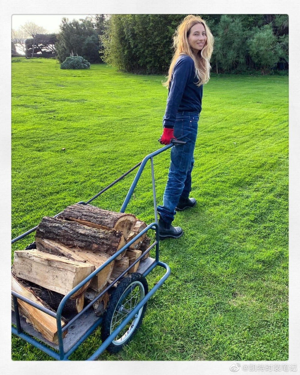 Amanda Sanchez，坐标巴黎。Chanel的 In House模特，为品牌试装、走秀长达近20年。她从17岁开始担任试衣模特，从衣服的雏形到最后的成衣都由她来试穿，她自己也觉得这真是世界上最棒的工作。从她的生活里你看不到奢华的印记，她随意而自由，从不P图，会大笑到模糊，一切都是最真实的自己。