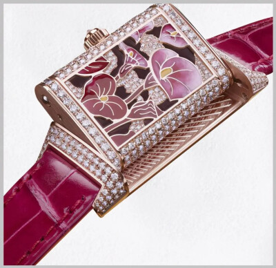 Jaeger-LeCoultre Reverso One Precious Flowers
Reverso翻转系列的双面表壳是Jaeger-LeCoultre在制表业中独特的工艺
