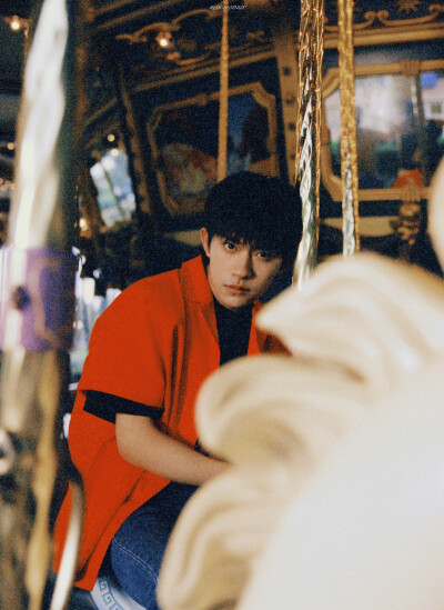 ▸易烊千玺
"冷空气跟琉璃在清晨很有透明感
像我的喜欢被你看穿"
cr.赤板栗子