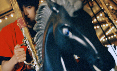 ▸易烊千玺
"冷空气跟琉璃在清晨很有透明感
像我的喜欢被你看穿"
cr.赤板栗子