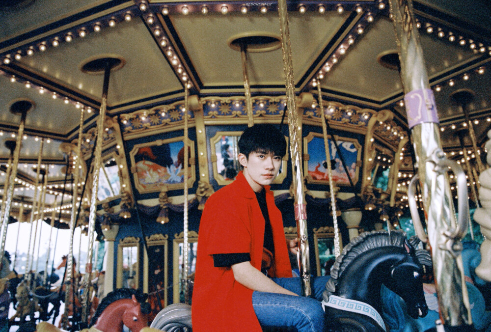 ▸易烊千玺
"冷空气跟琉璃在清晨很有透明感
像我的喜欢被你看穿"
cr.赤板栗子