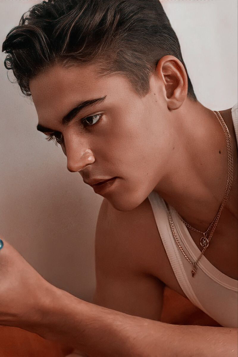 Hero Fiennes Tiffin
tings杂志照片 这么简单的衣服被英雄哥穿得好欲
