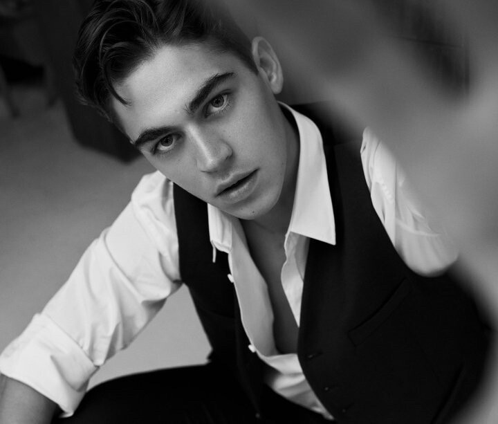 Hero Fiennes Tiffin
tings杂志照片 这么简单的衣服被英雄哥穿得好欲
