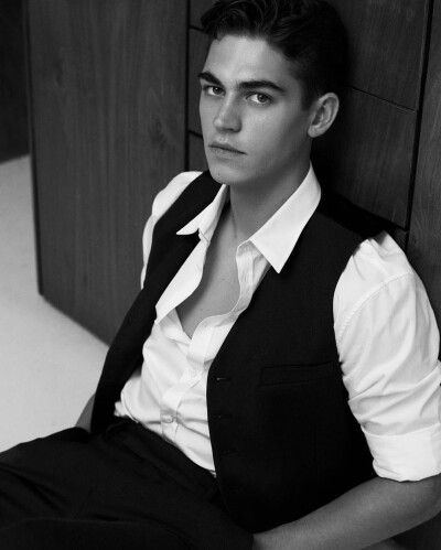 Hero Fiennes Tiffin
tings杂志照片 这么简单的衣服被英雄哥穿得好欲
