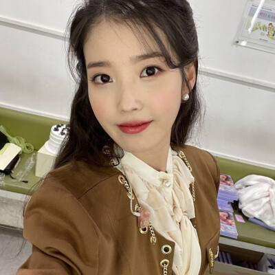 IU 李知恩 ins. dlwlrma