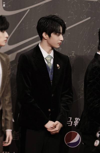 ·𝕄𝕠𝕠𝕟𝕝𝕚𝕘𝕙𝕥 ℂ𝕙𝕖𝕞𝕚𝕤𝕥𝕣𝕪·
图源:百無禁忌|刘耀文
‖2021.5.23‖