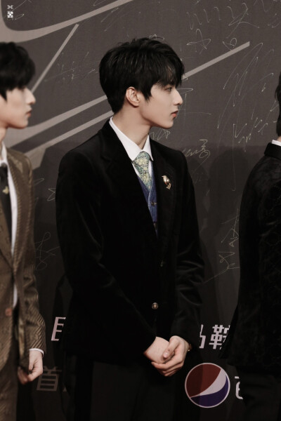 ·𝕄𝕠𝕠𝕟𝕝𝕚𝕘𝕙𝕥 ℂ𝕙𝕖𝕞𝕚𝕤𝕥𝕣𝕪·
图源:百無禁忌|刘耀文
‖2021.5.23‖