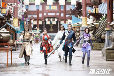 《指尖少年》2021
是根据同名游戏改编,由唐人影视出品的青春奇幻网络剧,由徐惠康执导,陈瑶、龚俊、陈柏融、章乐韵、艾佳妮、刘奕畅、文渊、蒋欣奇、董晨、沙妍伶等主演。
该剧讲述了一群游戏高手因为游戏中的一个…