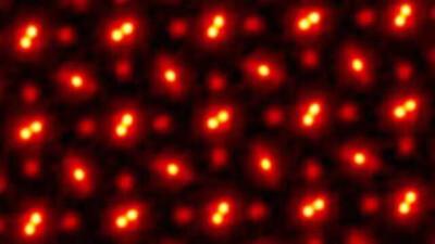 破纪录的分辨率使科学家能够看到原子。该图显示晶体物质放大了100,000,000倍后的样子。