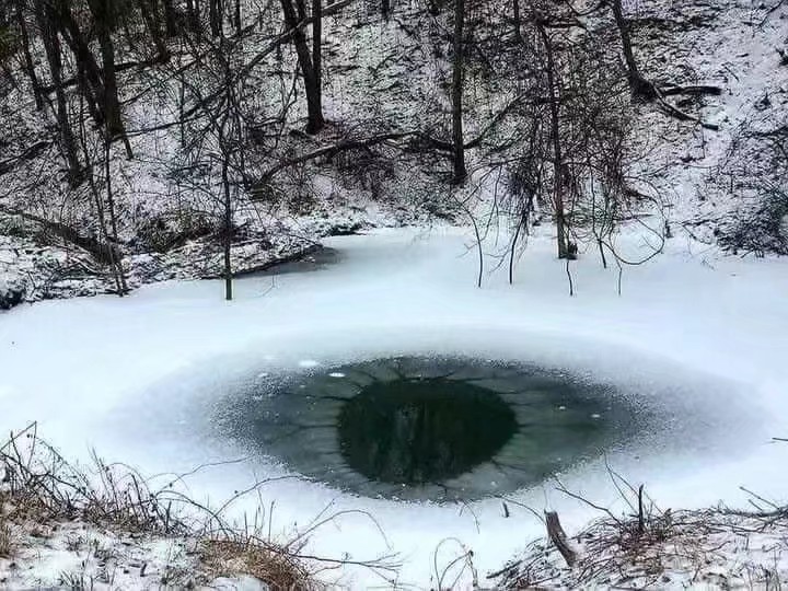 冰冻的湖水像一只眼睛/克苏鲁