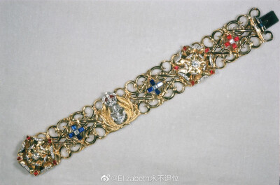 The Queen's 5th Wedding Anniversary Bracelet 这条由黄金、红宝石、蓝宝石和钻石共同组成的手链是爱丁堡公爵菲利普亲王在1952年送给妻子伊丽莎白二世女王的结婚五周年礼物。手链是由菲利普亲自设计的，宝诗龙珠宝…