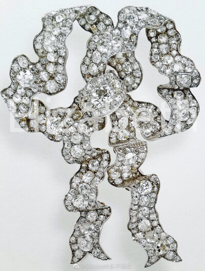 Queen Mary's Lover's Knot Brooch 这枚硕大的钻石蝴蝶结胸针是玛丽王后1932年从加纳德珠宝行购入的，制作于19世纪末，材质包含钻石、黄金与白银，9.2×6.5cm。整体造型比较有趣貌似像是一坨被打了结的海带。女王自19…