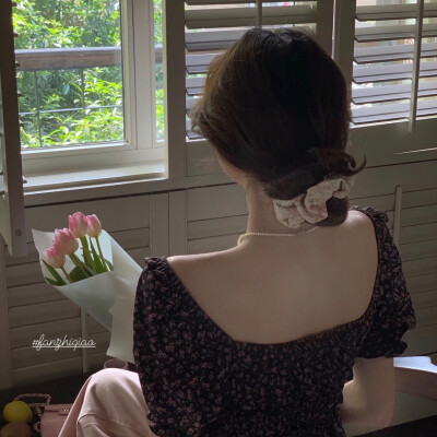 女头像 by：朵莉