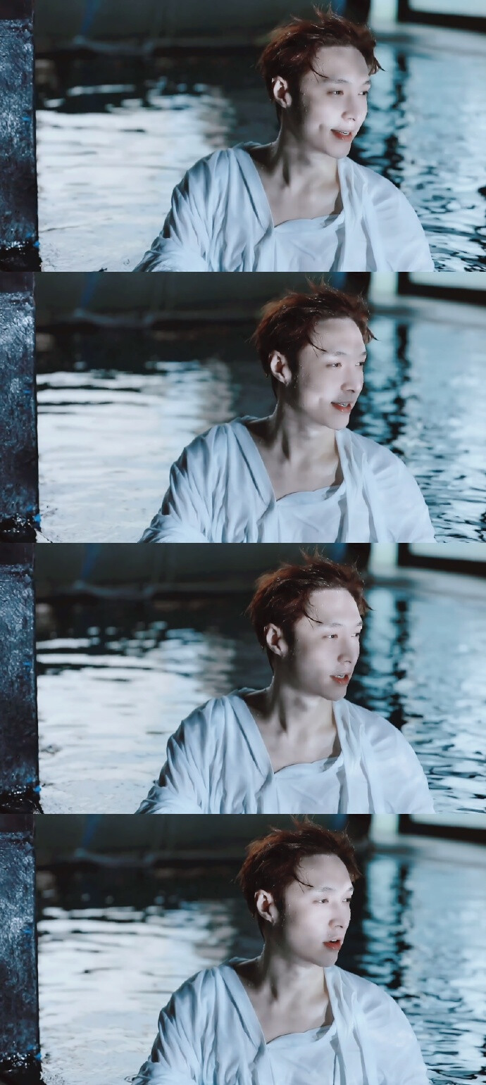 张艺兴
年少过往 在仲夏夜之梦你抬头看见满天的星光 那时候你便与光撞个满怀了
张艺兴 国际蜂/张心心/LAY/欢欢/小绵羊/蕾蕾/长沙小骄傲//治愈独角兽/兴坨/兴伢子/长沙王子/张兔子/大头/兴爷/张总/酒窝暖男/二爷 图源来自微博 ：侵权删除