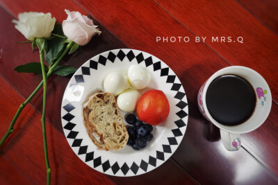 2021.5.26早餐⛈️
黑麦亚麻籽硬欧+水煮蛋白+蓝莓+油桃+美式咖啡
PS: 只想做个小女孩、脸上抹着奶油，眼里装着星辰大海