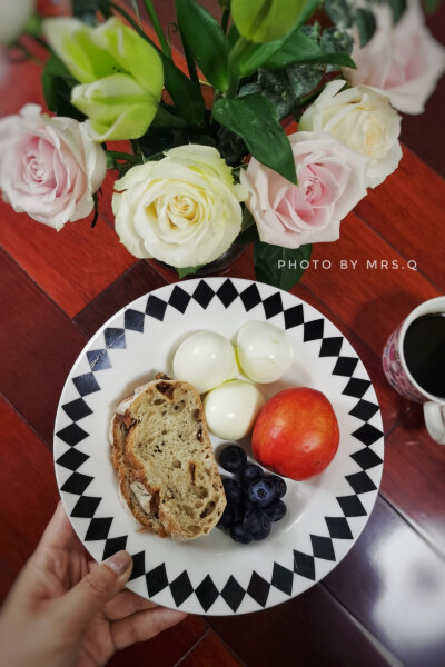 2021.5.26早餐⛈️
黑麦亚麻籽硬欧+水煮蛋白+蓝莓+油桃+美式咖啡
PS: 只想做个小女孩、脸上抹着奶油，眼里装着星辰大海