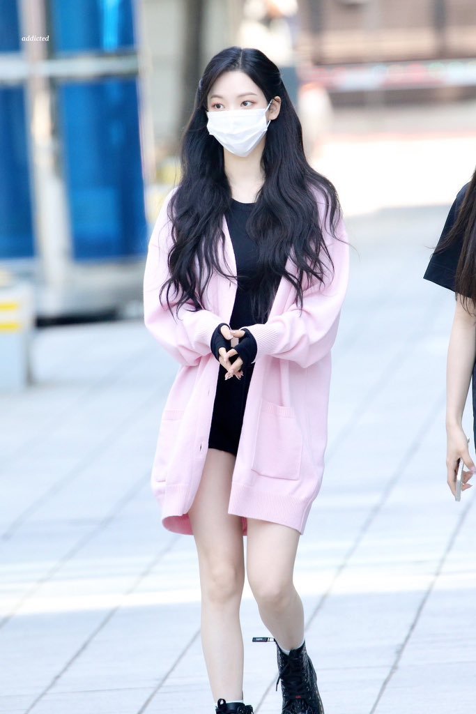 柳智敏 KARINA
cr.addicted/better