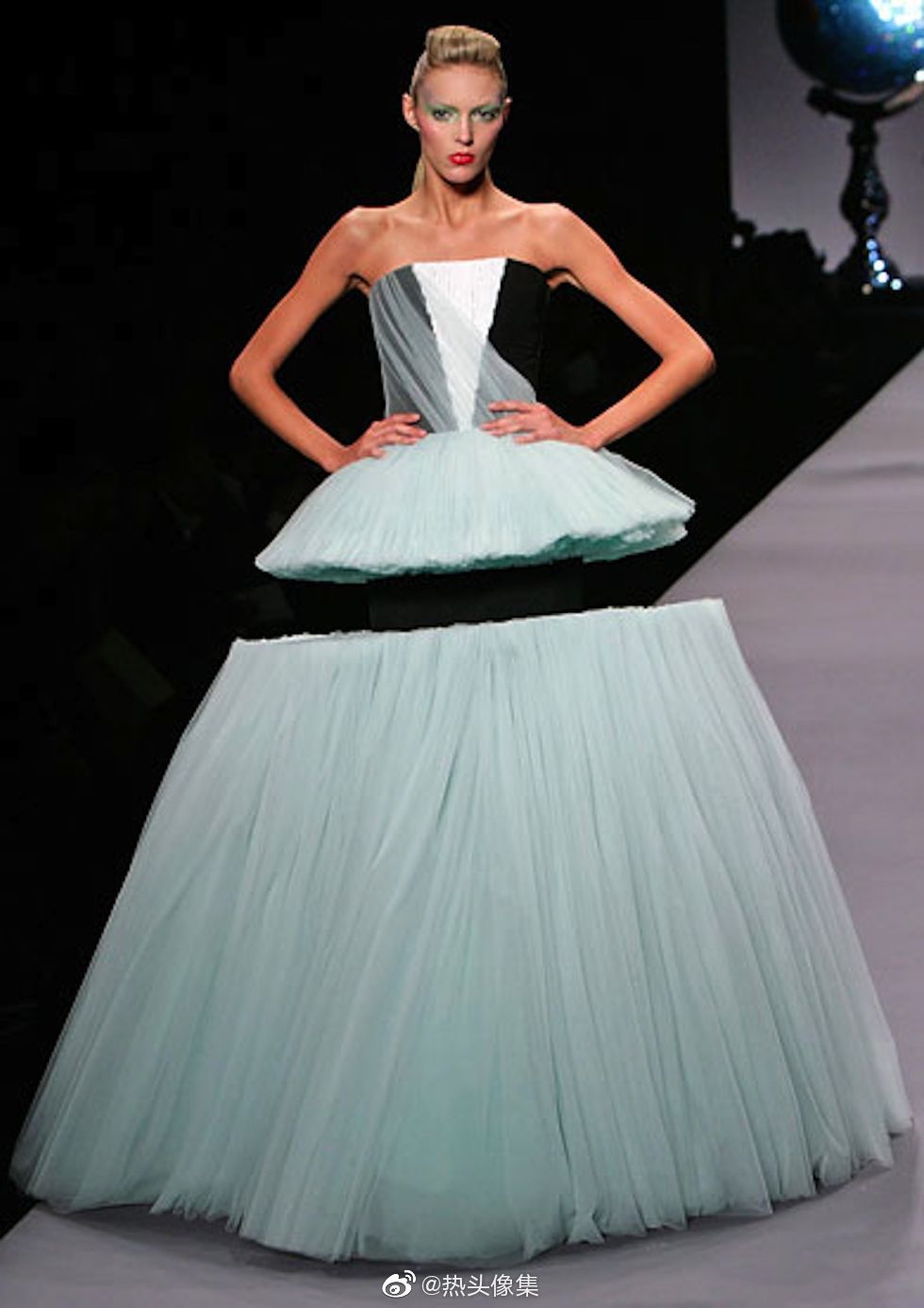 Viktor & Rolf Paris Spring 2010 ​​​