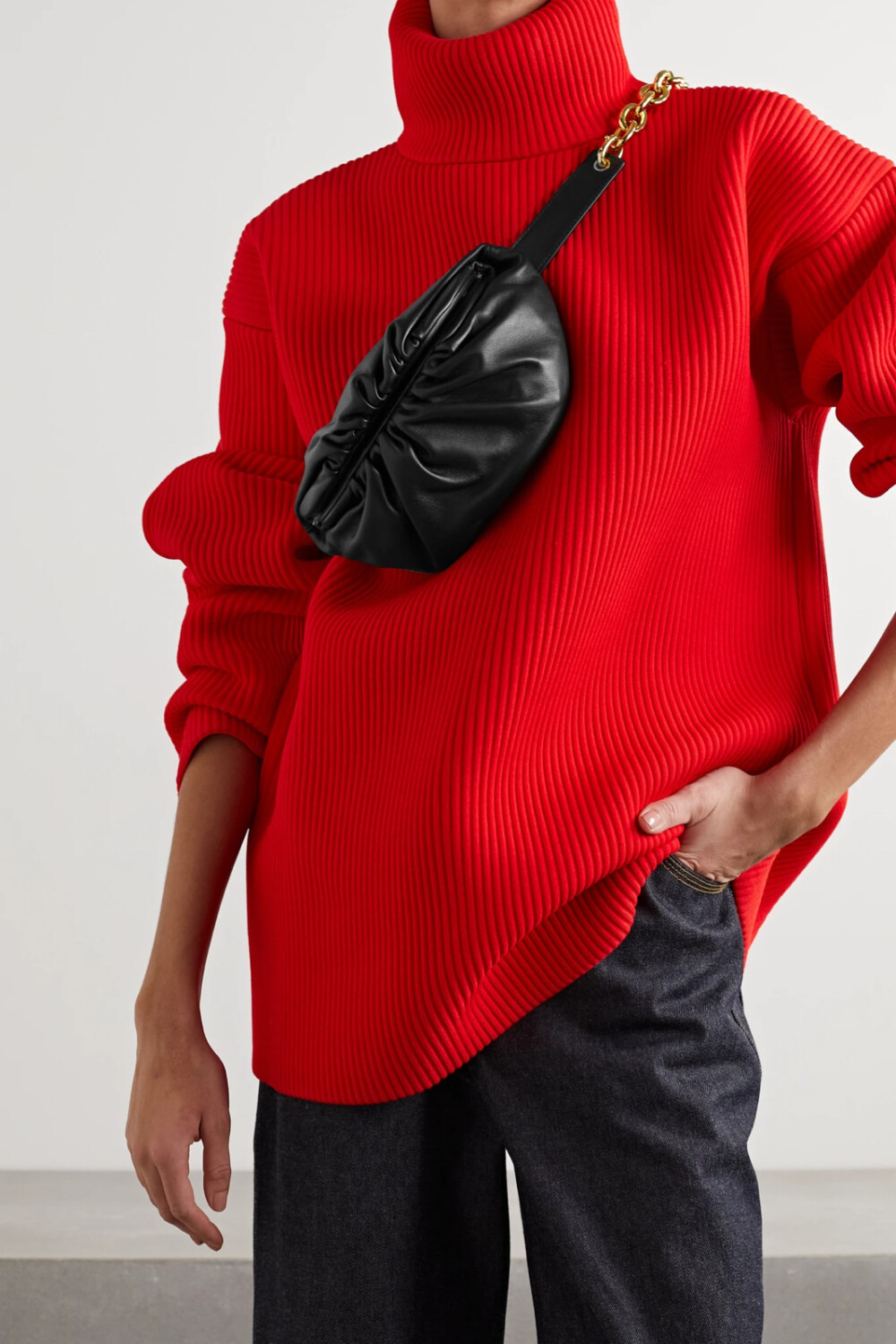 不妨调节金色粗链,打造潮酷斜挎造型.