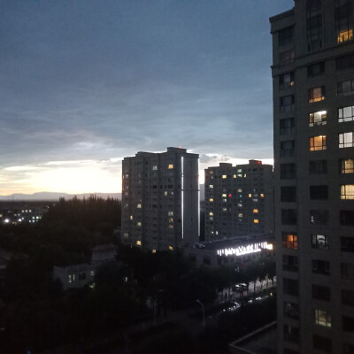 蓝天，白云，染红天际的落日，都诉说着对你的想念。