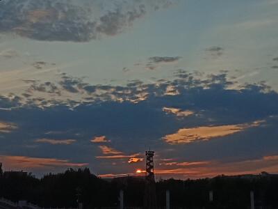 蓝天，白云，染红天际的落日，都诉说着对你的想念。