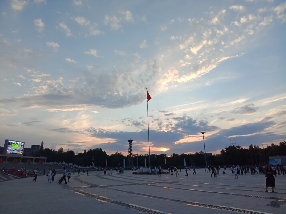 蓝天，白云，染红天际的落日，都诉说着对你的想念。