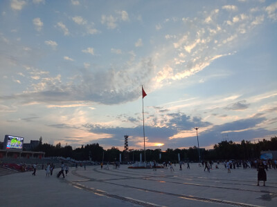 蓝天，白云，染红天际的落日，都诉说着对你的想念。