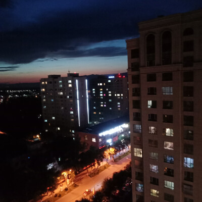 蓝天，白云，染红天际的落日，都诉说着对你的想念。