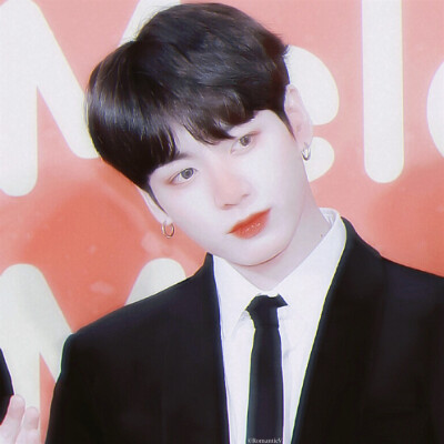  田柾国JUNGKOOK
少年捧著的玫瑰 紅艶的是人间妄想
堆糖©RomanticV