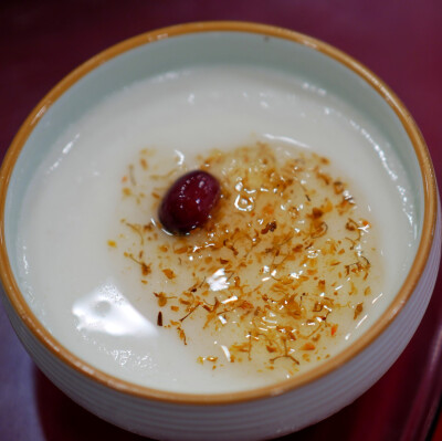 在雪域高原受了那么多顿川菜后回来一个月都不想次
来顿京菜回灵 !! 这家的千层牛肉饼在梦里就直勾我
预约了只烤鸭就直接杀过去咯
片皮鸭的刀功摆盘受尽了吐槽不过面酱很可以椒盐鸭锁骨也很可以
食物的多样性才是清醒…