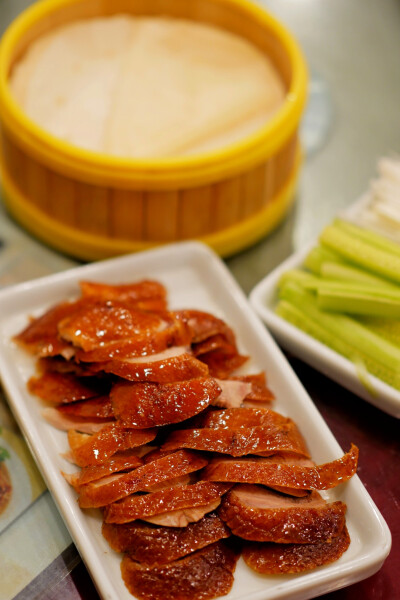 在雪域高原受了那么多顿川菜后回来一个月都不想次
来顿京菜回灵 !! 这家的千层牛肉饼在梦里就直勾我
预约了只烤鸭就直接杀过去咯
片皮鸭的刀功摆盘受尽了吐槽不过面酱很可以椒盐鸭锁骨也很可以
食物的多样性才是清醒…