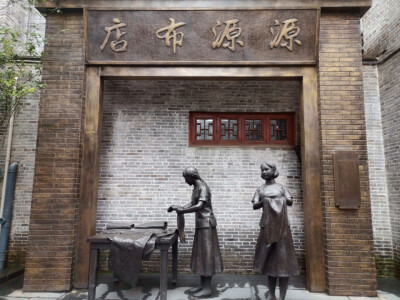 江西吉安儒林里古街里的各种雕塑，展示了浓浓的庐陵文化。
