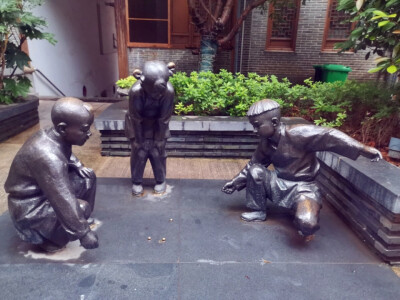 江西吉安儒林里古街里的各种雕塑，展示了浓浓的庐陵文化。
