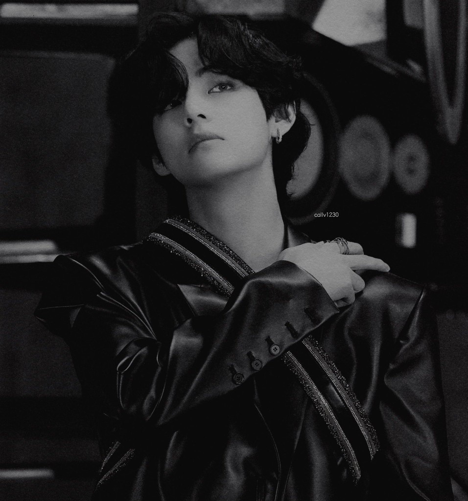 金泰亨
BTS MAP OF THE SOUL ON:E CONCEPT PHOTOBOOK
cr:logo