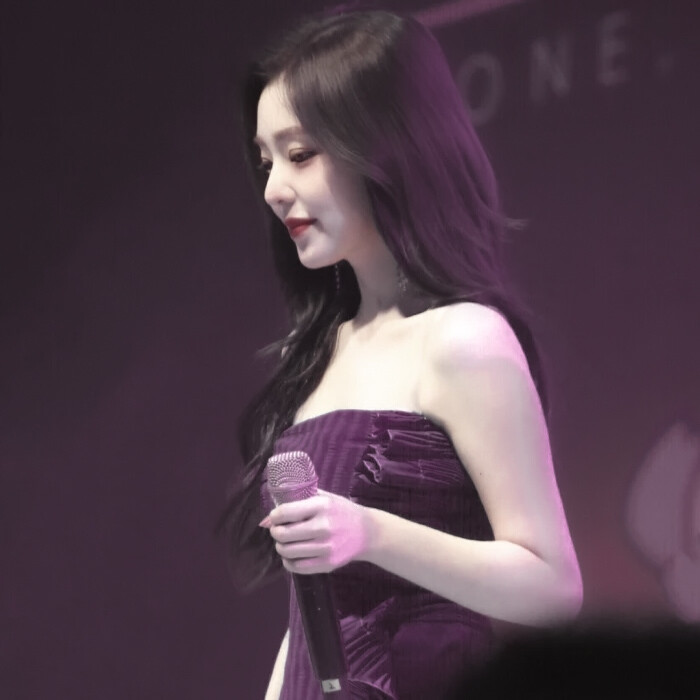 “色彩的边际线雕刻她行走在花海畔的浪漫，纪念花的诞生，在绿芽中巧遇.”
cr.iforene
