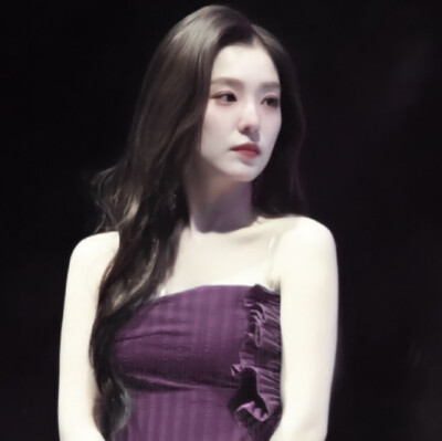 “色彩的边际线雕刻她行走在花海畔的浪漫，纪念花的诞生，在绿芽中巧遇.”
cr.iforene
