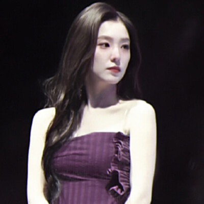 “色彩的边际线雕刻她行走在花海畔的浪漫，纪念花的诞生，在绿芽中巧遇.”
cr.iforene
