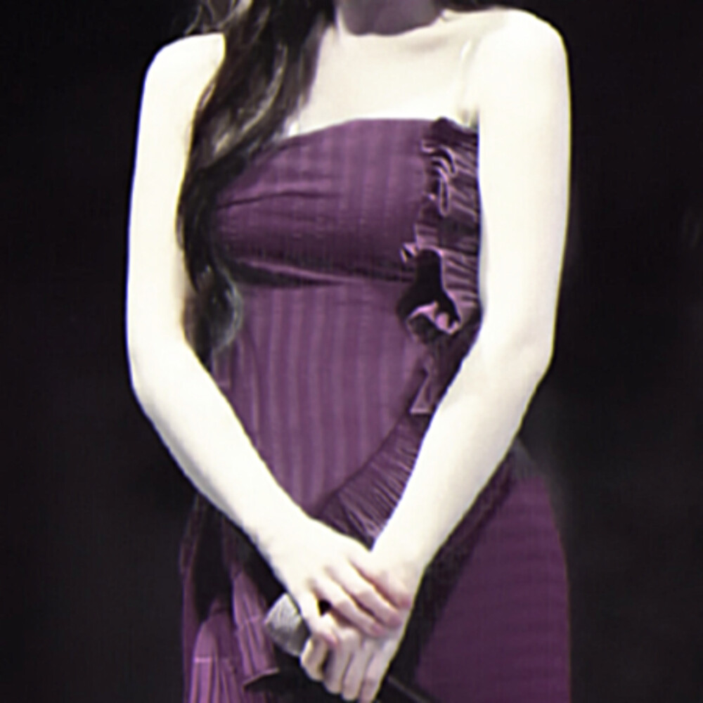 “色彩的边际线雕刻她行走在花海畔的浪漫，纪念花的诞生，在绿芽中巧遇.”
cr.iforene
