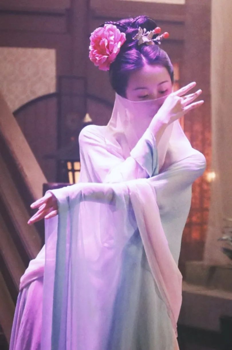 芙蓉不及美人妆