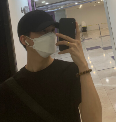 来自直男的九张自拍。