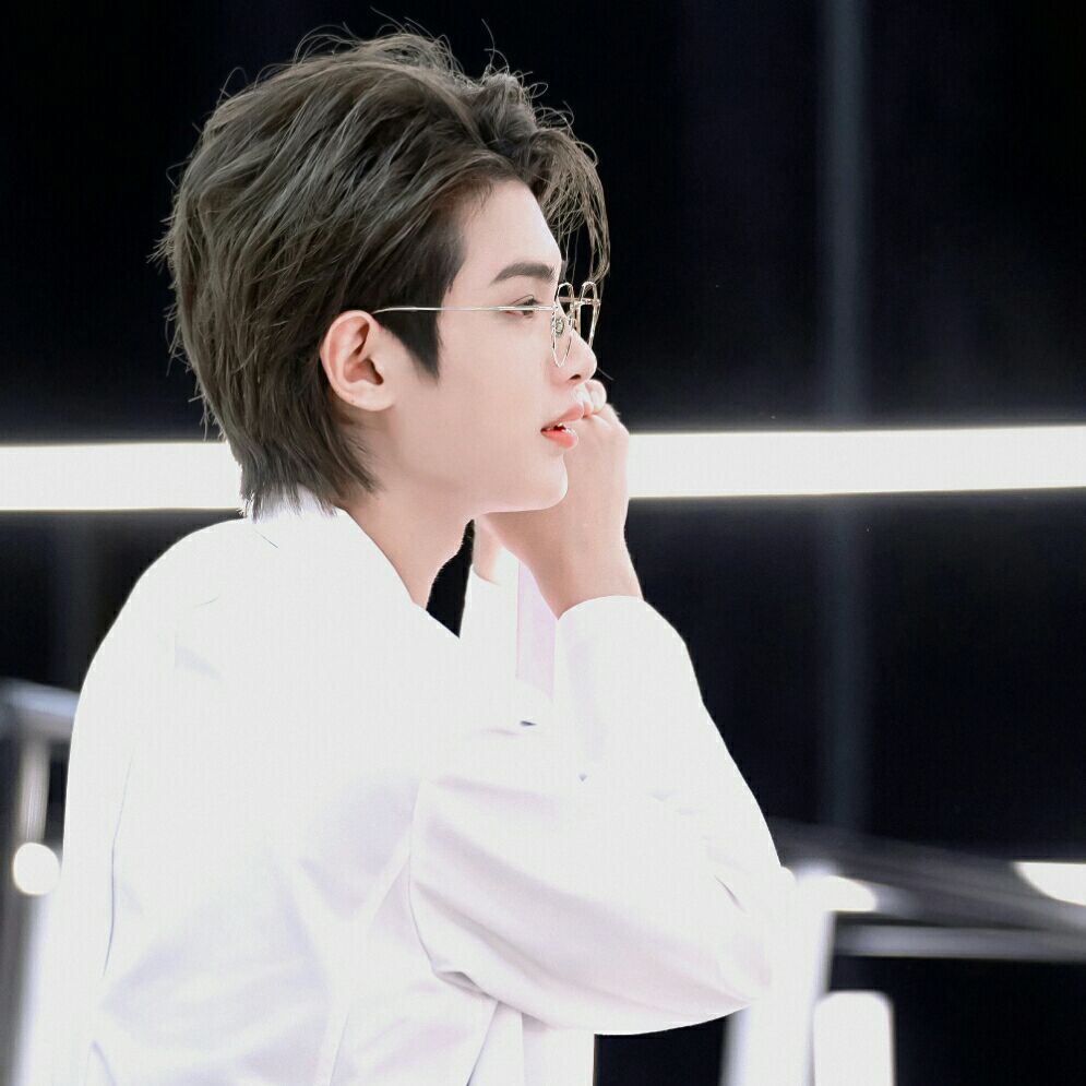 给你安全感和想要的温暖你是天晴我是斜阳的乌云 不开心的时候 我就化身你的堡垒任何事情我都能搞定
包括你哪些无聊的话题比如当你在听我的 或许你也能够清楚 我对你的爱 有几个人能够相仿 我的梦就是和你一起环游这world
we dont know