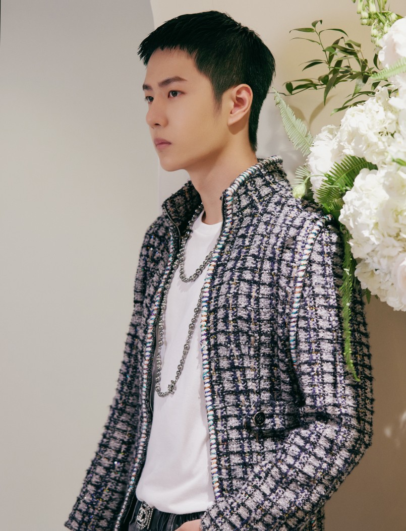 YIBO-OFFICIAL：
#王一博 格纹软呢外套#
@UNIQ-王一博 受邀出席观赏香奈儿高级手工坊系列，经典斜纹软呢外套碰撞利落墨绿短发，俊朗不羁，玩味优雅，回溯经典传奇，感受至臻格调。 ​​​