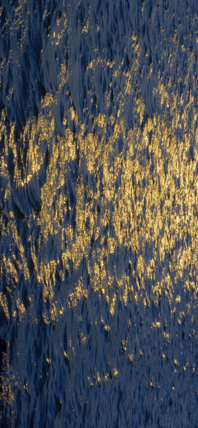 满 腔 爱 意 掀 起 江 河 湖 海
潮 汐 涌 动 向 彼 岸 倾 泻 愤 慨
水 能 冲 刷 也 能 靠 岸