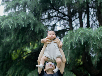 六一
摄影：洪小漩
我的生日，你的节日，我和你爸的结婚纪念日。
一个六一，被我安排得明明白白的。
谢谢你选择我做你的妈妈，很高兴能互相陪伴过节。