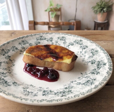 ：“这里有餐盘和食欲。有结婚戒指，和爱。”