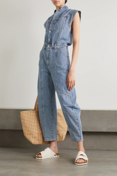 AGOLDE 这款 “Mara” 连身裤所采用的牛仔布以有机棉和再生棉共同组成，经 OEKO-TEX® 环保认证，呈品牌特定的 “Linger” 淡蓝色。单品设有立挺翘起的小飞袖和内收的松紧腰身，工装风拼接灯笼裤腿俏皮满满。不妨搭配…