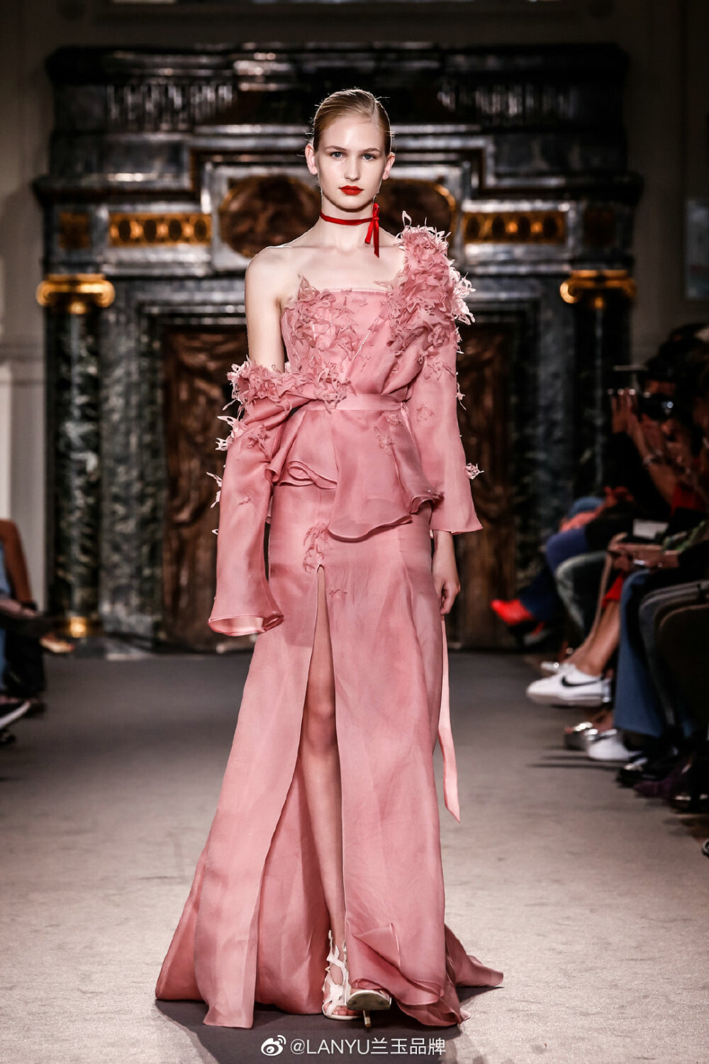 礼服图源微博crlanyu兰玉品牌