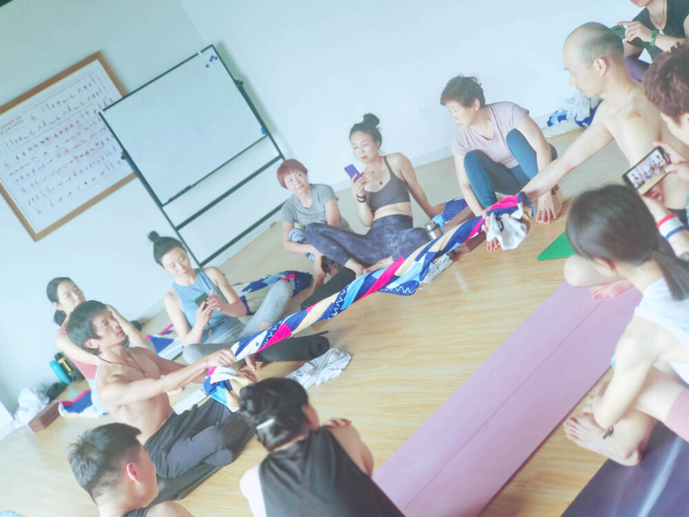 6月名师分享丨黄瀚彬老师阿斯汤加理疗瑜伽工作坊课堂
Ashtanga 练习是放松的练习，无关乎身体的柔软与僵硬，而是在更多的放松与安静中培养气。
遇见Ashtanga 就像遇见初恋，即使有下一个，也无法取代初恋带给你美好而永久的记忆。
—— 黄老师妙语
#阿斯汤伽##瑜伽##杨昆瑜伽#